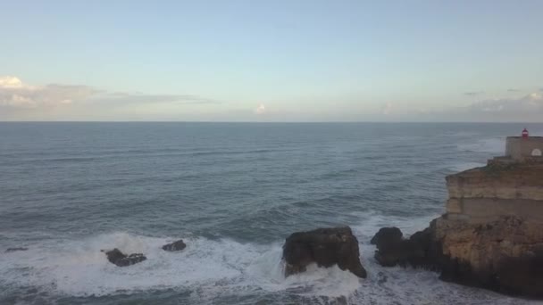 Kultovní místo na pobřeží Atlantiku, Mekka velkých vln surfování. Pohled na maják Nazares v Zon North Canyon, místo s největšími vlnami v Evropě, nacisté, Portugalsko — Stock video