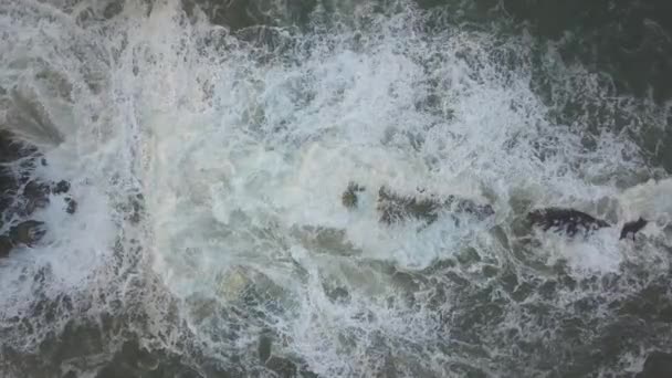海浪冲击着岩石 纳扎雷灯塔是大西洋沿岸一个标志性的地方 是在大浪中冲浪的圣地 位于纳扎雷灯塔的岩石 是欧洲海浪最大的地方 葡萄牙纳扎雷 — 图库视频影像