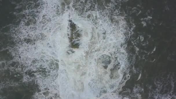 海浪冲击着岩石 纳扎雷灯塔是大西洋沿岸一个标志性的地方 是在大浪中冲浪的圣地 位于纳扎雷灯塔的岩石 是欧洲海浪最大的地方 葡萄牙纳扎雷 — 图库视频影像