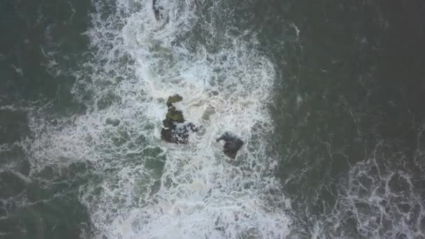 Golven Botsen Tegen Rotsen Een Iconische Plek Aan Atlantische Kust — Stockvideo