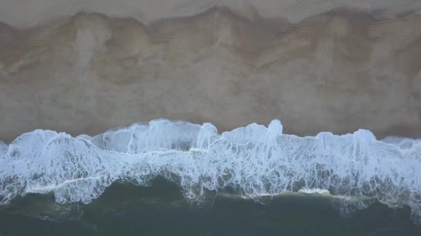 在沙滩上飞行 海浪在大西洋海岸的沙滩上停歇 空中俯瞰 Nazare 葡萄牙 原始录像 — 图库视频影像