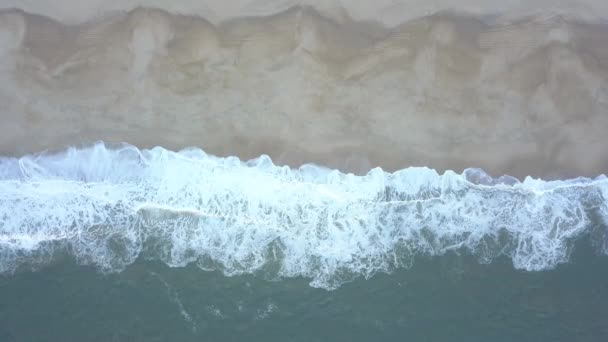 在沙滩上飞行 海浪在大西洋海岸的沙滩上停歇 空中俯瞰 Nazare 葡萄牙 原始录像 — 图库视频影像