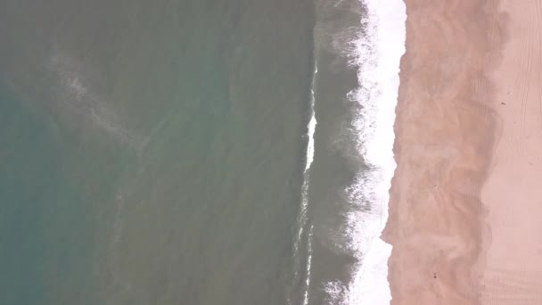 Letím Nad Písečnou Pláží Vlny Přestávka Písečné Pláži Pobřeží Atlantiku — Stock video