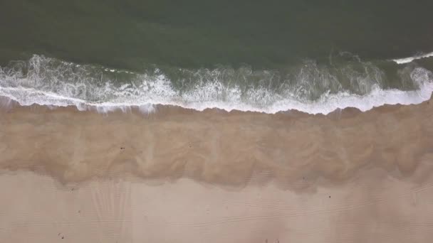 在沙滩上飞行 海浪在大西洋海岸的沙滩上停歇 空中俯瞰 Nazare 葡萄牙 原始录像 — 图库视频影像