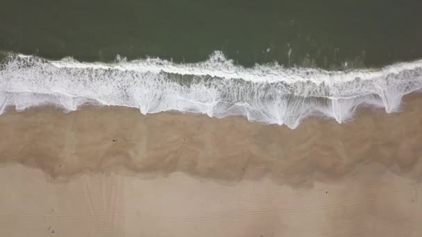 Vliegen Een Zandstrand Golven Breken Een Zandstrand Aan Atlantische Kust — Stockvideo