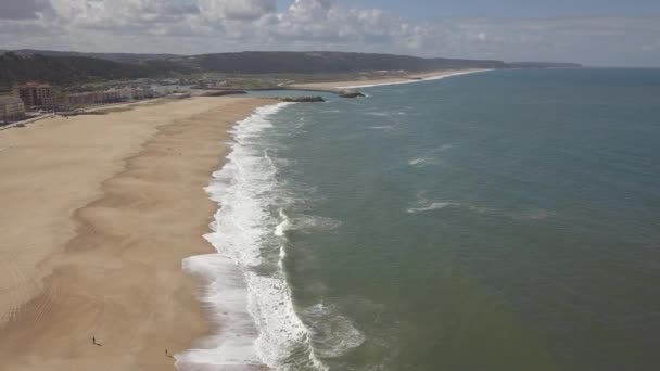 在沙滩上飞行 海浪在大西洋海岸的沙滩上停歇 空中俯瞰 Nazare 葡萄牙 原始录像 — 图库视频影像