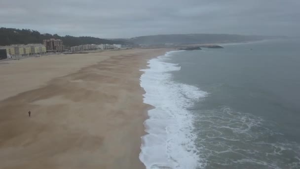 Flyr Sandstrand Bølger Bryter Sandstrand Ved Atlanterhavskysten Luftutsikt Nazare Portugal – stockvideo