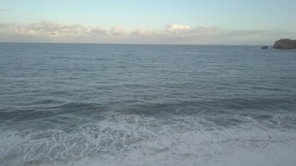Лечу Над Піщаним Пляжем Хвилі Прориваються Піщаний Пляж Атлантичному Узбережжі — стокове відео