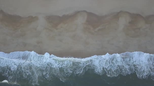 Volare Una Spiaggia Sabbiosa Onde Infrangono Una Spiaggia Sabbiosa Sulla — Video Stock