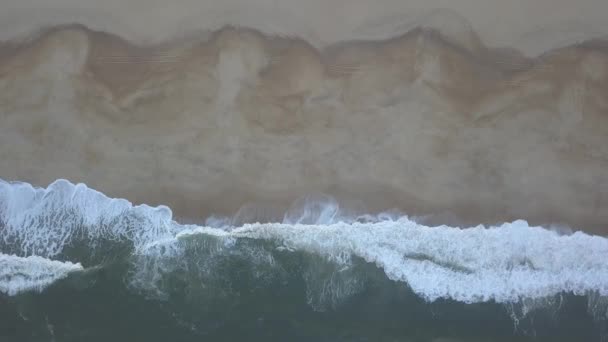 砂浜を飛んでいる。大西洋岸の砂浜、空中ビューで波が壊れます。ポルトガルのナザレ。生のビデオ — ストック動画