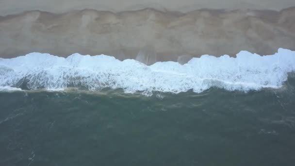 Letím nad písečnou pláží. Vlny přestávka na písečné pláži na pobřeží Atlantiku, letecký pohled. Nacista, Portugalsko. raw video — Stock video