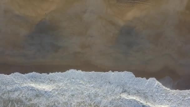 Fliegen über einen Sandstrand. Wellen brechen an einem Sandstrand an der Atlantikküste, Luftaufnahme. Nazare, Portugal. Rohes Video — Stockvideo