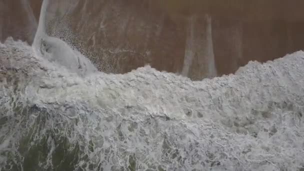 在沙滩上飞行 海浪在大西洋海岸的沙滩上停歇 空中俯瞰 Nazare 葡萄牙 原始录像 — 图库视频影像