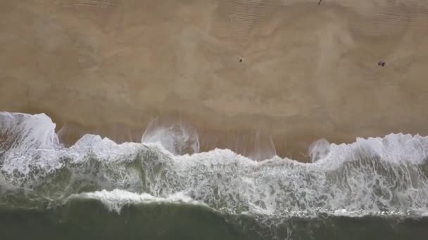 在沙滩上飞行 海浪在大西洋海岸的沙滩上停歇 空中俯瞰 Nazare 葡萄牙 原始录像 — 图库视频影像