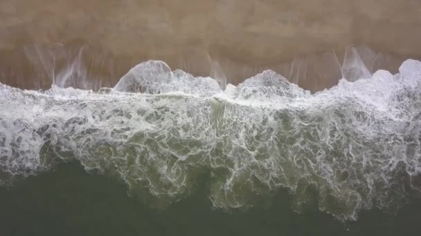 Volando Sobre Una Playa Arena Las Olas Rompen Una Playa — Vídeo de stock