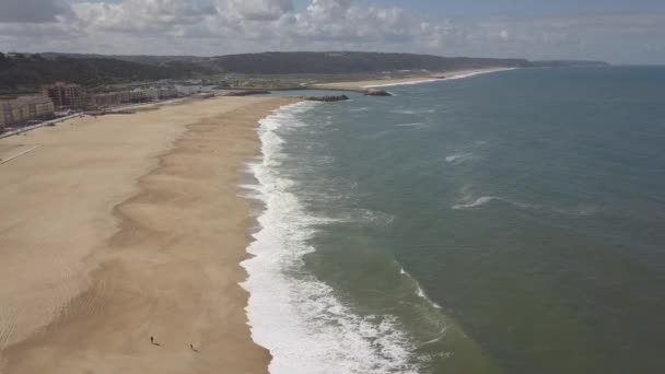 Volare Una Spiaggia Sabbiosa Onde Infrangono Una Spiaggia Sabbiosa Sulla — Video Stock