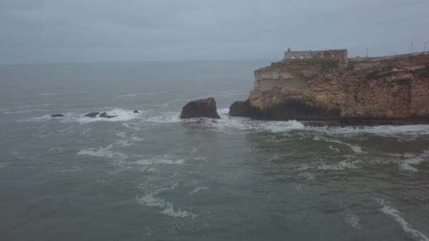 大西洋岸の象徴的な場所 大きな波のサーフィンのメッカ ノース キャニオンのナザレ灯台の眺め ヨーロッパ最大の波のある場所 ナザレ ポルトガル — ストック動画