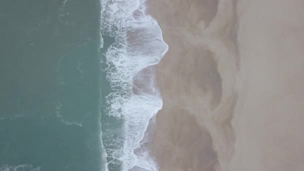 Vliegen Een Zandstrand Golven Breken Een Zandstrand Aan Atlantische Kust — Stockvideo