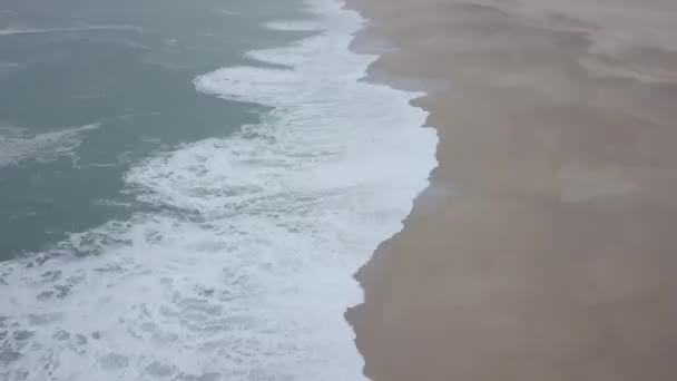 在沙滩上飞行 海浪在大西洋海岸的沙滩上停歇 空中俯瞰 Nazare 葡萄牙 原始录像 — 图库视频影像