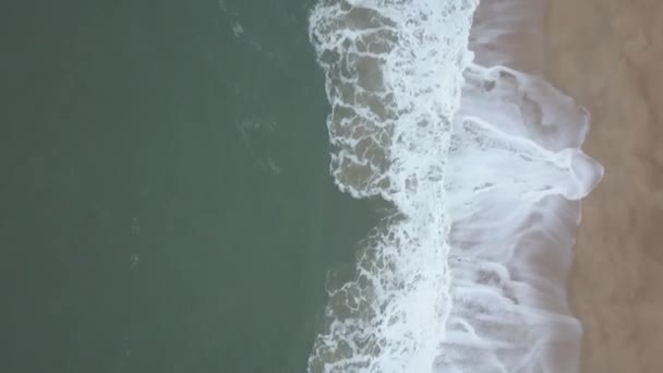 在沙滩上飞行 海浪在大西洋海岸的沙滩上停歇 空中俯瞰 Nazare 葡萄牙 原始录像 — 图库视频影像