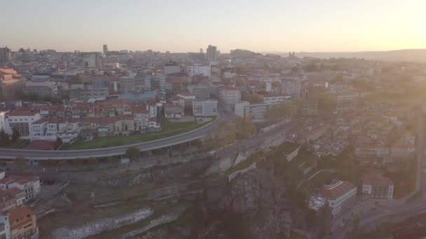 ポルトガルのポルト 旧市街とドゥオーロ川の遊歩道の空中ビュー 川の上の街や橋の眺め 生のビデオ — ストック動画