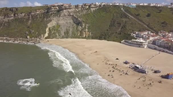 Widok Plażę Nazare Riviera Wybrzeżu Oceanu Atlantyckiego Kultowe Miejsce Mekka — Wideo stockowe