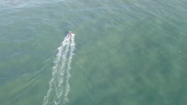 プロのジェットスキーライダー 競技者は波の中で審査員のためのトリックを行う ポルトガルのナザレ — ストック動画