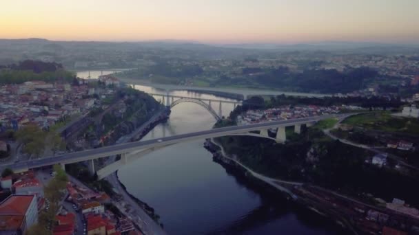 Oporto, Portugal. Vista aérea de la ciudad vieja y paseo marítimo del río Duero. Vista de la ciudad y puentes sobre el río — Vídeos de Stock