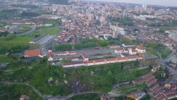 Porto, Portugalia. Widok z lotu ptaka na stare miasto i promenadę rzeki Douro. Widok na miasto i mosty nad rzeką — Wideo stockowe