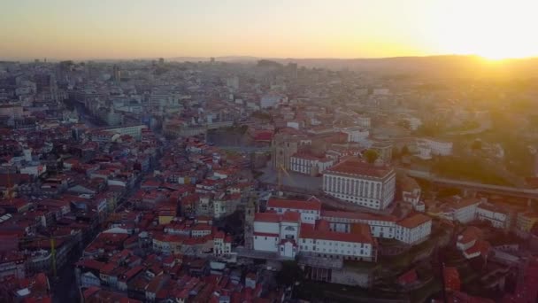 Porto, Portugal. Luftaufnahme der Altstadt und der Promenade des Douro. Blick auf die Stadt und die Brücken über den Fluss — Stockvideo