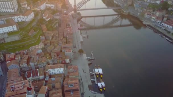 포르투, 포르투갈. 도시의 옛 모습 과 두루 강의 산책로를 공중에서 볼 수있다. 도시와 강을 가로지르는 다리들의 모습 — 비디오