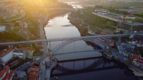 Porto, Portugália. Légi kilátás az óvárosra és a Douro folyó sétányára. Kilátás a városra és hidak a folyóra — Stock videók
