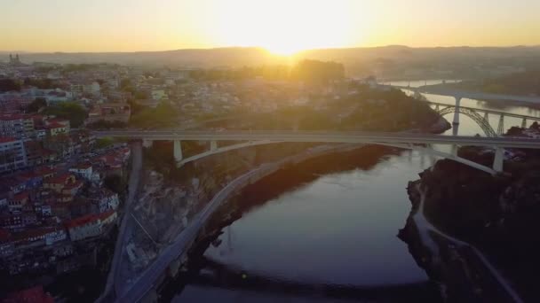 Porto, Portugal. Luftaufnahme der Altstadt und der Promenade des Douro. Blick auf die Stadt und die Brücken über den Fluss — Stockvideo