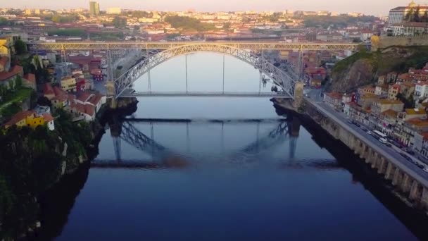 Porto, Portekiz. Eski şehrin havadan görünüşü ve Douro nehrinin gezinti alanı. Şehir manzarası ve nehir üzerindeki köprüler — Stok video