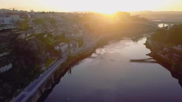 Porto, Portugalia. Widok z lotu ptaka na stare miasto i promenadę rzeki Douro. Widok na miasto i mosty nad rzeką — Wideo stockowe