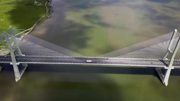 Lizbon, Portekiz 'deki Vasco da Gama köprüsünün hava görüntüsü. Avrupa 'nın en uzun köprüsünün üst görüntüsü — Stok video