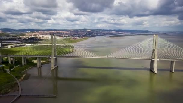 Vista aérea da ponte Vasco da Gama em Lisboa, Portugal. Vista superior da ponte mais longa da Europa — Vídeo de Stock