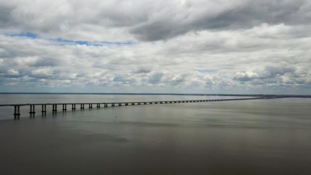 Vista aérea da ponte Vasco da Gama em Lisboa, Portugal. Vista superior da ponte mais longa da Europa — Vídeo de Stock