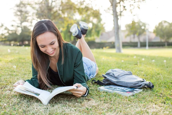 Mujer estudiando —  Fotos de Stock