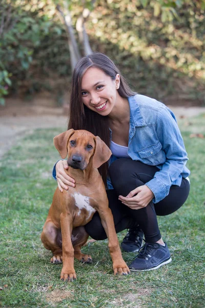 Femme et chien — Photo