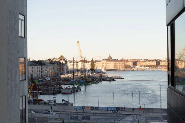 Stockholm / İsveç - 12 5 2018: Stockholm şehir merkezi ve limanı yukarıdan izleniyor. Hava açık, güneşli. Perspektif, manzara, çerçeve.