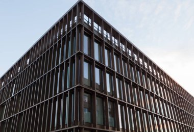 Stockholm / İsveç - 112019: Belediye binası Engle, Tby belediyesi. Modern İsveç mimarisi. Düşük açı, perspektif. Genel resim