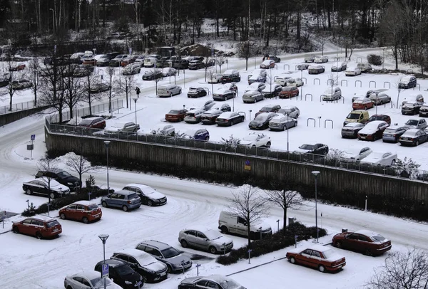 Stockholm / İsveç - 12 22 22 2018: Kışın Tby Belediyesi 'nde otopark. Kar fırtınası, kar fırtınası, donmuş arabalar, üst açı. Renkli manzara. Günlük hayat, gündelik. Banliyöler