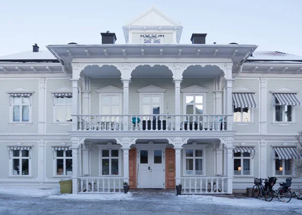 Norrtlje, Roslagen / İsveç - 01: 20 2019: Ahşap bir ev, Rgrdsgatan 9. Manzara, şehir manzarası, güneşli.