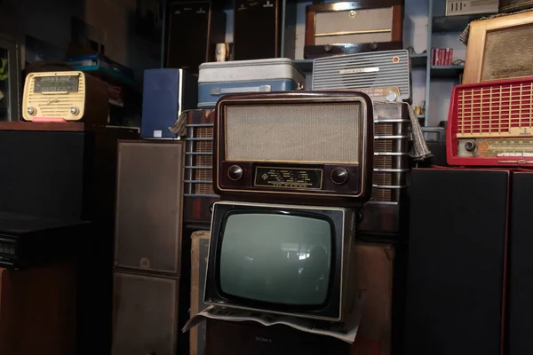 Tahran / İran - 10 11 2014: Eski zaman televizyonu ve radyoları bir komisyon dükkanında.