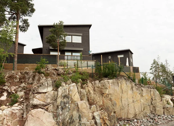 Stockholm / İsveç - 06 07 2019: Buzlu modern ahşap eko evler. Modern teknolojiler