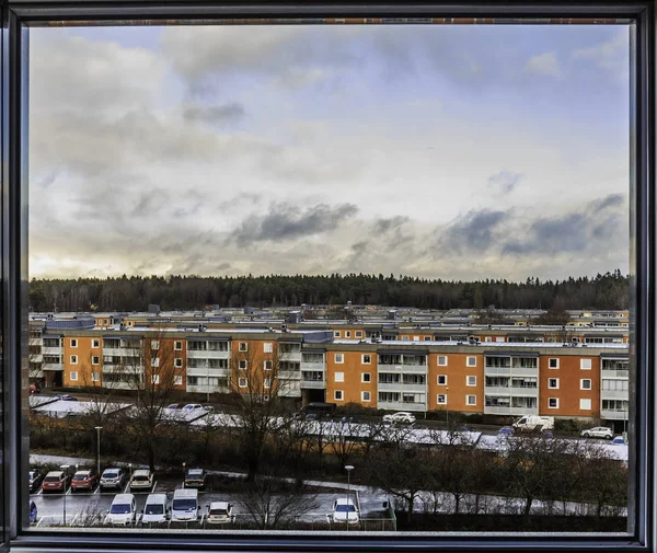 1960 'ların İsveç yerleşim bölgesinin resmi. Ormanın yakınındaki üç katlı binalar. Pencereden dışarı bak. Kış, akan bulutlar, suluboya etkisi, çerçeve. Tby, Stockholm, İsveç