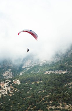 Sisli dağlarda uçan paraglider 
