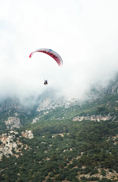 Sisli dağlarda uçan paraglider 