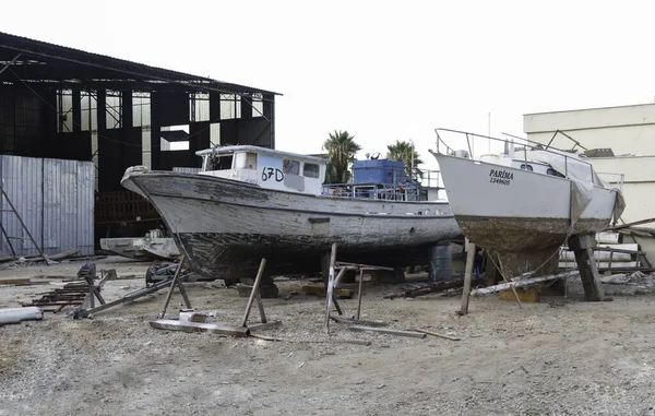Tekneler bir gemi inşa istasyonunda açıkta kaldı. Yaz 